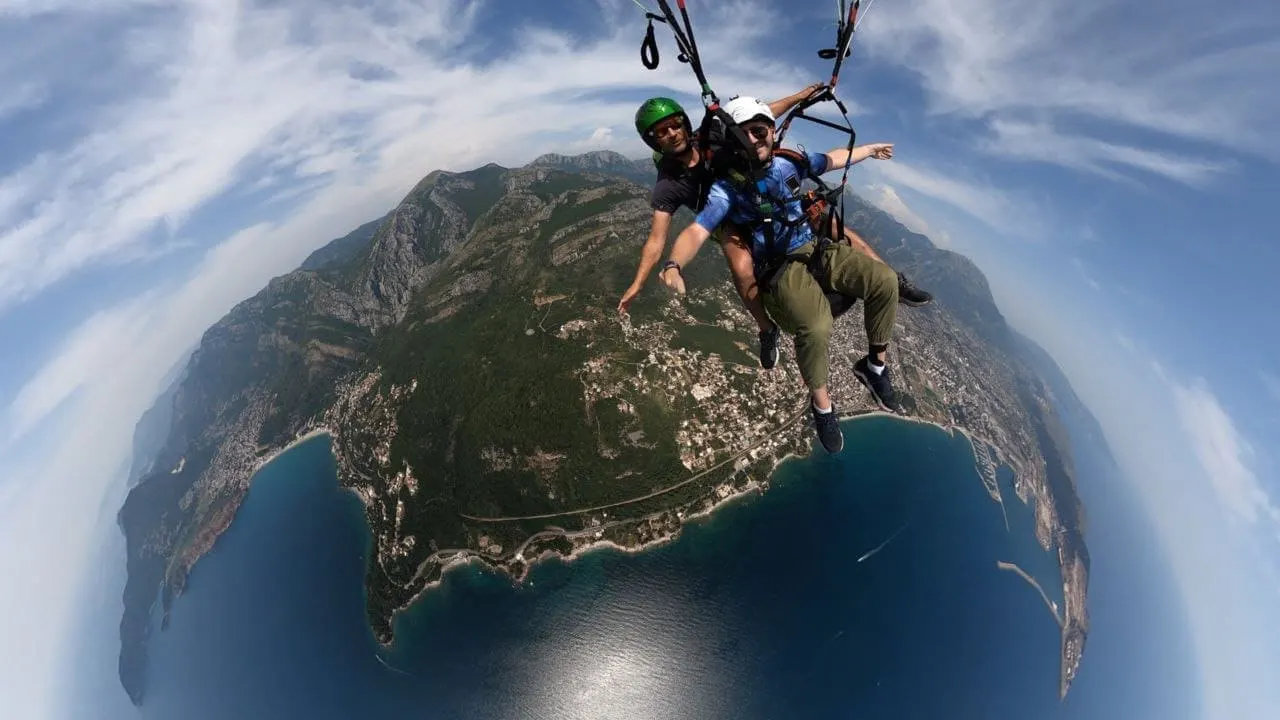 High-rise tandem paragliding in Bar City