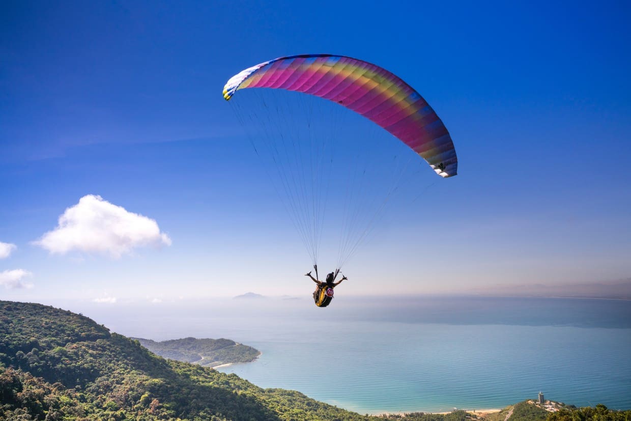 Paragliding vs. Parachute Jumping: The Sky's the Limit jump paraglide